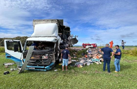 Corpo de Bombeiros socorre condutor de caminhão após acidente na BR-070