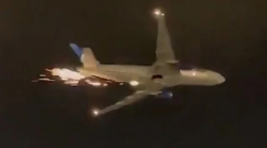  Avião tem problema hidráulico e solta faíscas em voo para SP