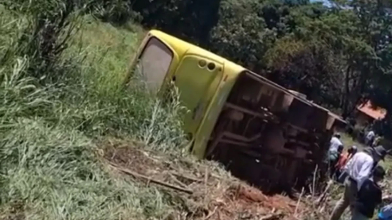 Ônibus cai em ribanceira em Abadia de Goiás e deixa feridos leves