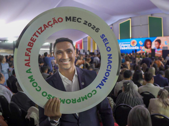 Ricardo Galvão representa Aragarças na premiação nacional do Selo de Alfabetização em Brasília 