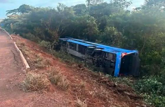 Tombamento de ônibus deixa dois mortos e seis feridos em Barra do Garças