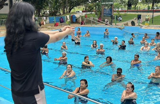 Idosos de Barra do Garças podem fazer aulas de hidroginástica, hidroterapia e natação gratuitamente 