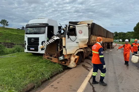 Acidente com três caminhões deixa um morto e um ferido na BR-163