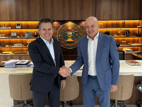 Mauro Mendes passa a faixa de governador para Otaviano Pivetta no dia 31 de março