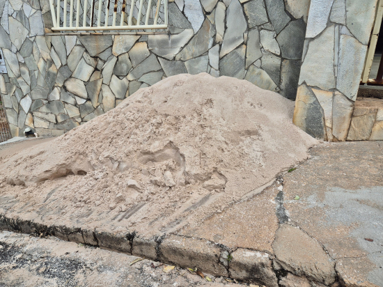 Irregularidades em obras e materiais em calçadas podem gerar multas e embargos em Barra do Garças