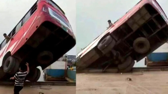 Ônibus cai em rio durante travessia e deixa ao menos 24 mortos