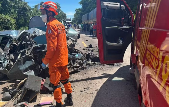Colisão violenta deixa dois feridos na BR-070; motorista é arremessado e fica em estado grave