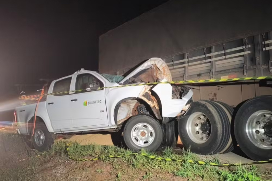 Motorista morre após colisão traseira com carreta na BR-364