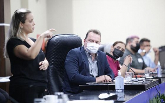 Max Russi incentiva valorização da libras e busca ampliação de espaços para surdos