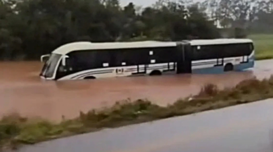 Ônibus fica preso em alagamento durante temporal e passageiros são resgatados