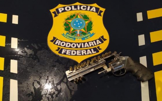 PRF apreende arma, munições e veículo adulterado em Barra do Garças