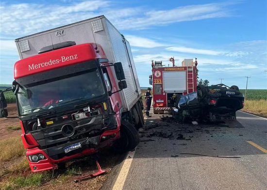 Motorista morre após colisão com caminhão e carreta na BR-070
