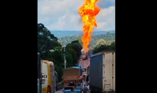 Colisão entre carretas provoca incêndio de grandes proporções e interdita BR-364