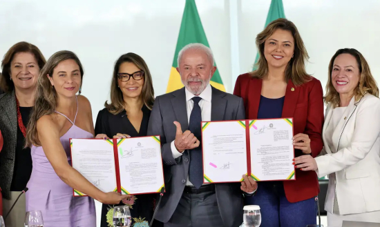 Lula sanciona leis que ampliam combate à violência contra a mulher