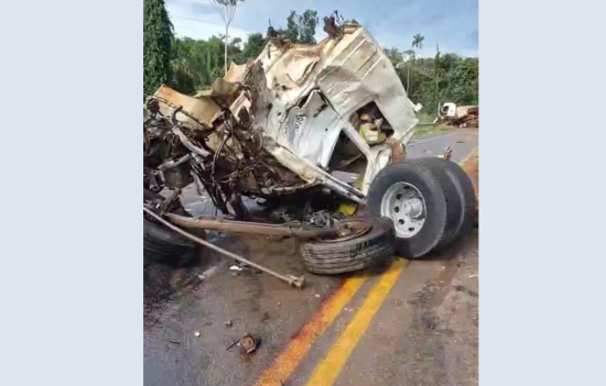 Colisão entre caminhões deixa mecânico morto em rodovia estadual