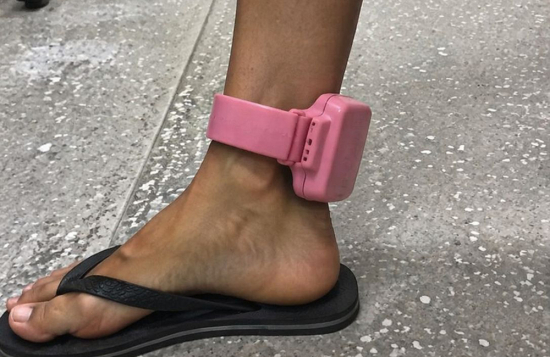 Projeto propõe tornozeleira rosa para agressores e amplia proteção a vítimas de violência doméstica