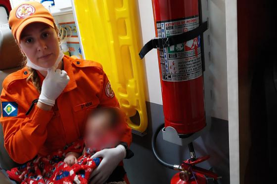 Bebê de três meses é resgatada após queda de cadeirinha em residência