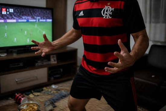 Empate em clássico termina em fúria: homem quebra casa da mãe após jogo em Barra do Garças