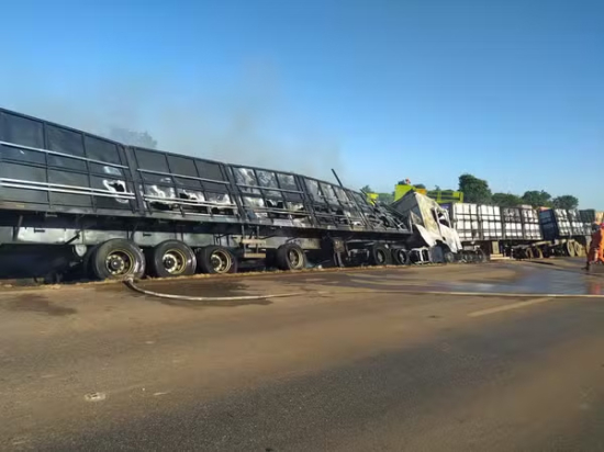 Dois acidentes com carretas interditam BR-163 em sequência