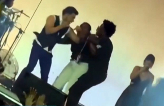 Fã invade palco durante show e machuca Zezé Di Camargo