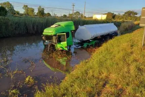 Caminhoneiro morre após grave acidente entre carretas na BR-163