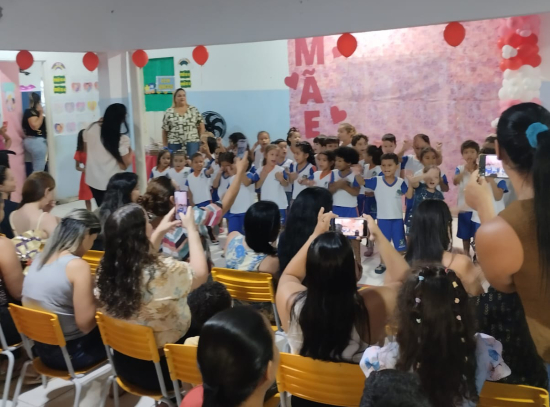 Homenagens e emoção marcam comemoração do Dia das Mães no CMEI Prof. Adalgisa Lima da Silva