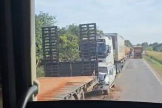 Engavetamento envolvendo quatro veículos deixa feridos na BR-364
