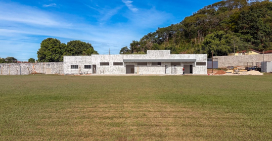 Reforma do Estádio Zeca Costa em Barra do Garças avança com foco nos acabamentos dos vestiários e arquibancada