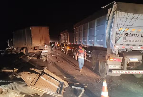 Colisão frontal entre carro e caminhão deixa dois mortos na MT-130