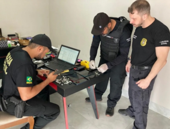 Grupo que divulgava fake news contra governador de MT é alvo de operação da Polícia Federal e Polícia Civil
