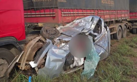 Passageiro morre e motorista fica ferido em acidente entre carro e carreta na MT-010