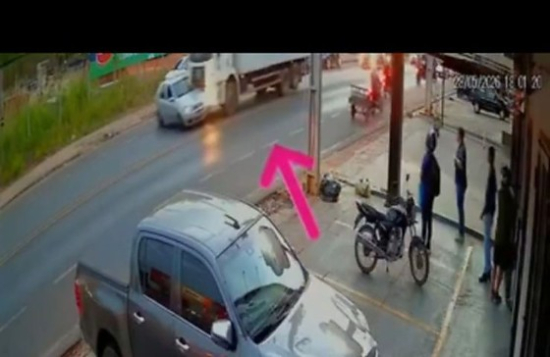Carro é arrastado por caminhão por cerca de 100 metros no centro de Barra do Garças
