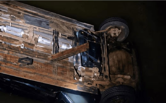 Casal morre após veículo despencar de ponte; criança sobrevive