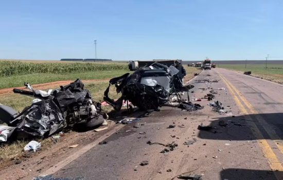 Casal morre em grave acidente envolvendo carro e dois caminhões na BR-364