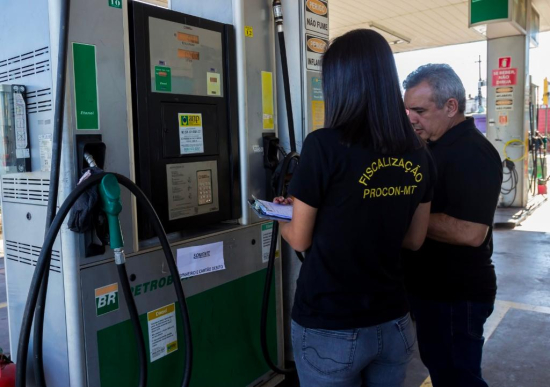Governo de Mato Grosso intensifica fiscalização em postos de combustíveis para garantir transparência e coibir abusos