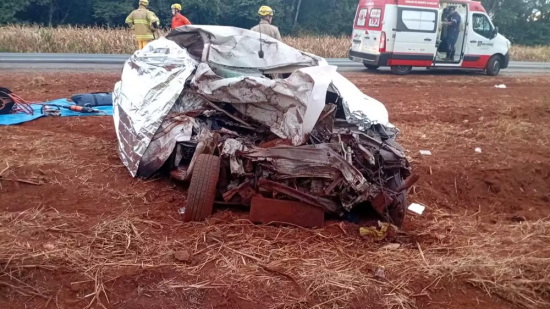 Três pessoas morrem em colisão frontal entre carro e caminhão na BR-452