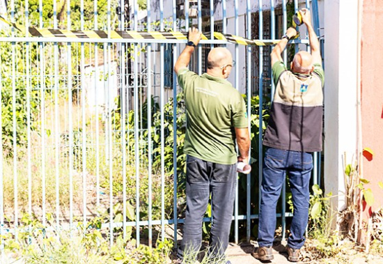 Prefeitura interdita condomínio abandonado após identificar riscos à saúde e à segurança