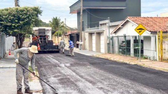 Mais segurança, mobilidade e ruas revitalizadas: microrrevestimento avança em Barra do Garças