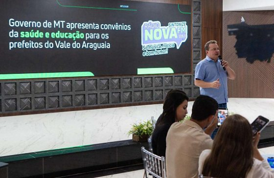 Prefeitos agradecem apoio de Max Russi durante assinatura de convênios no Palácio Paiaguás