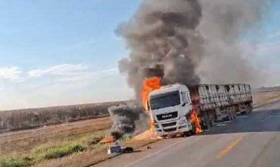 Carreta pega fogo na BR-163 e provoca interdição total da rodovia