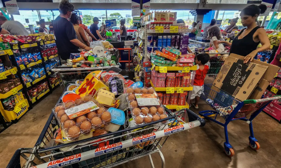 Prévia da inflação desacelera em junho, mas alimentos e energia elétrica pressionam orçamento das famílias