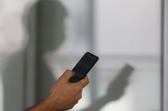 Funcionário de assistência técnica é preso por chantagear cliente com fotos íntimas obtidas em celular