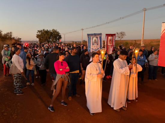 Com percurso de 13 km, romaria do Divino Pai Eterno reúne centenas de fiéis em Barra do Garças