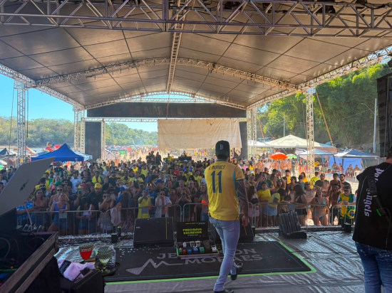 Show de Jefferson Moraes reúne grande público na Praia do Bosque em Barra do Garças