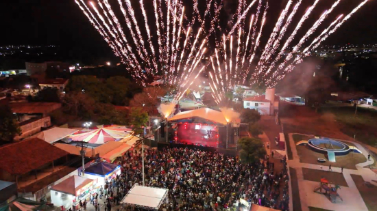 Milhares de pessoas prestigiam show de Nando Moreno na Temporada de Praia 2026 em Aragarças