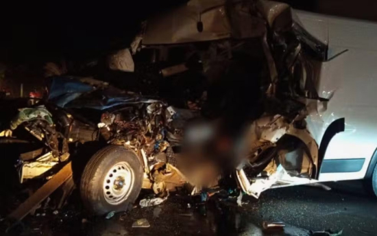 Empresário morre após van colidir na traseira de caminhão na GO-080