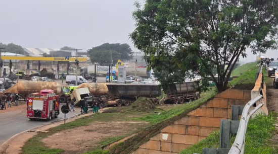 Motorista é preso por embriaguez após acidente com duas carretas que despencaram de viaduto