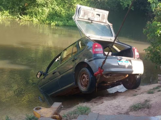 Motorista sobrevive após carro cair em rio e passa horas agarrado a galhos à espera de resgate
