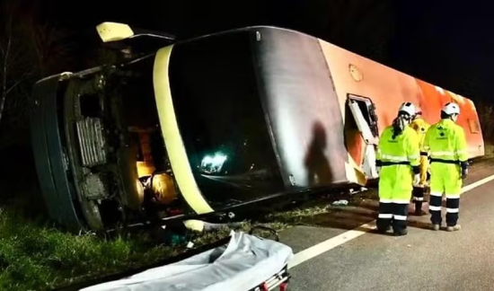 Ônibus tomba na BR-163 e deixa nove passageiros feridos durante a madrugada