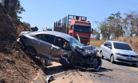Acidente entre carro, carreta e caminhão deixa um ferido na BR-364